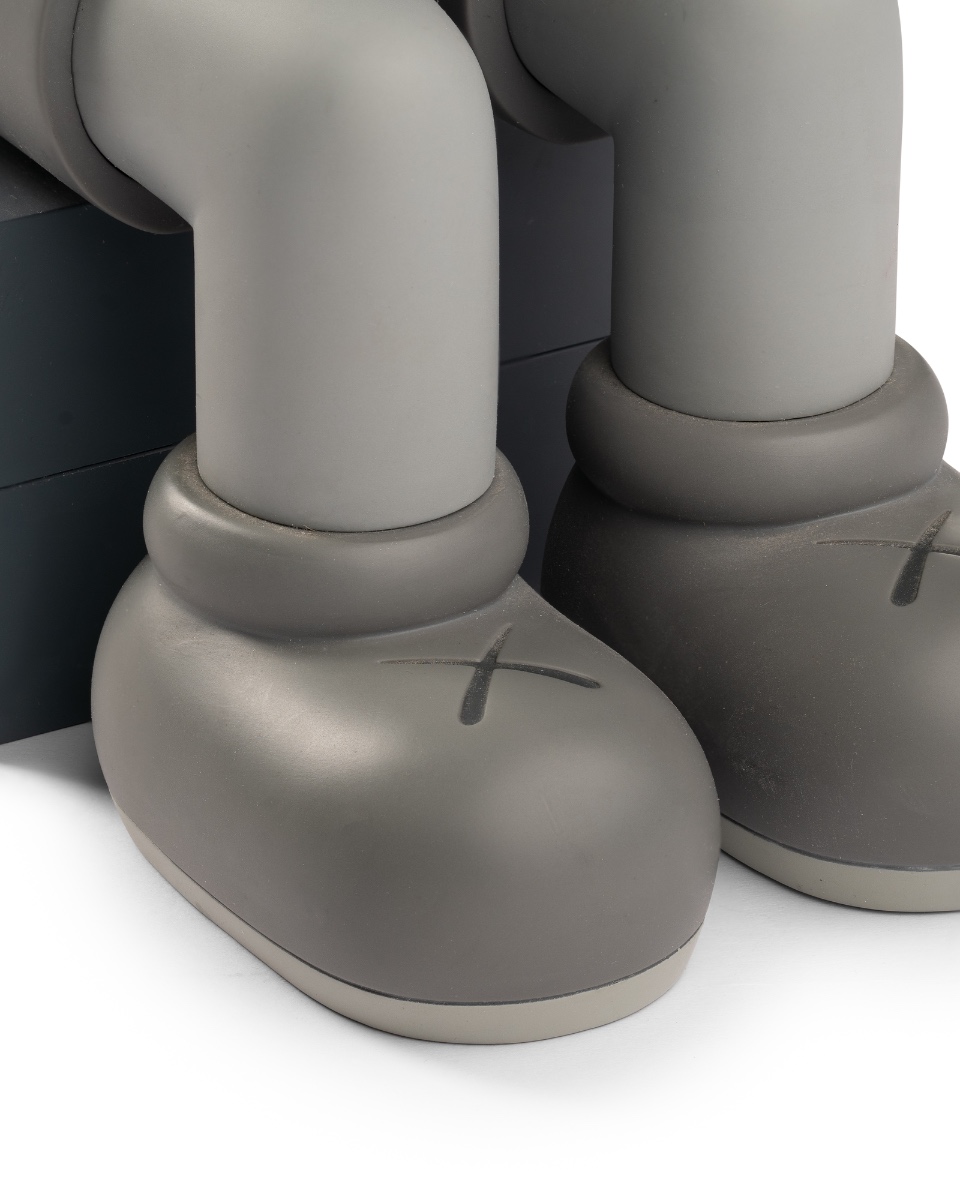 Kaws *2018 MOMA "Passing Through" Open Edition statue thumbnail